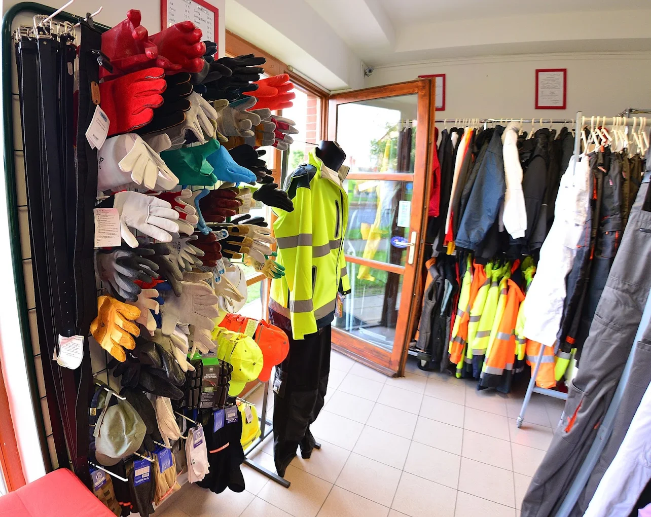 Üllői úti üzlet – munkaruházat polcok